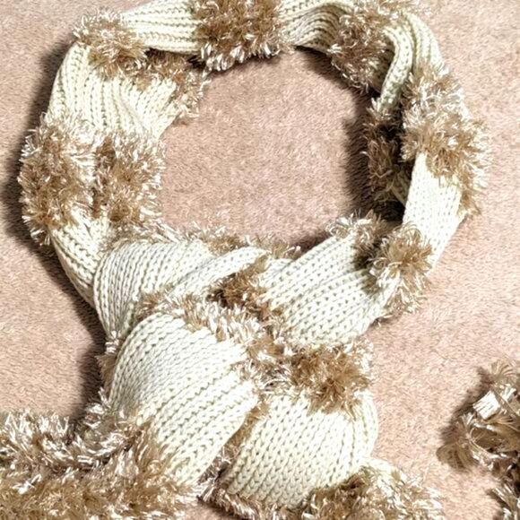 NWOT Beautiful Light Beige Acrylic & Chenille Long Oblong Scarf - Picture 4 of 5